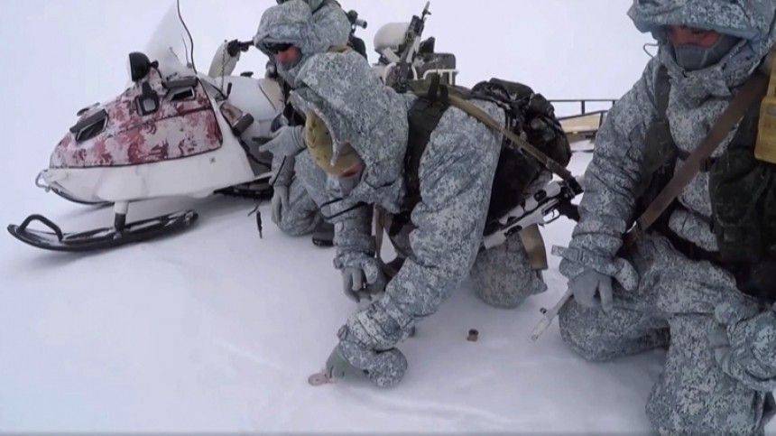 Видео: десантники ВДВ первыми в мире прыгнули с десятикилометровой высоты в Арктике