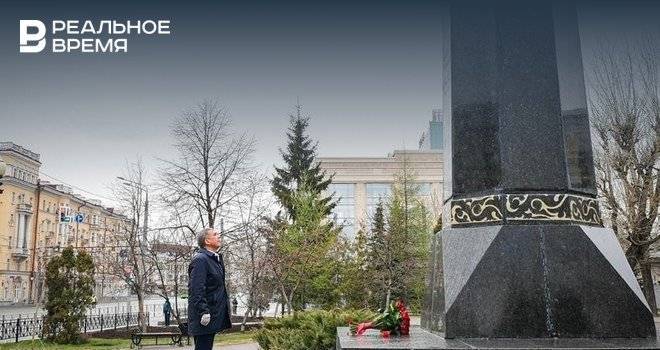 Минниханов из-за режима самоизоляции один возложил цветы к памятнику Тукая