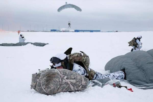 Российские десантники впервые в мировой истории прыгнули с парашютами в Арктике с высоты 10 километров