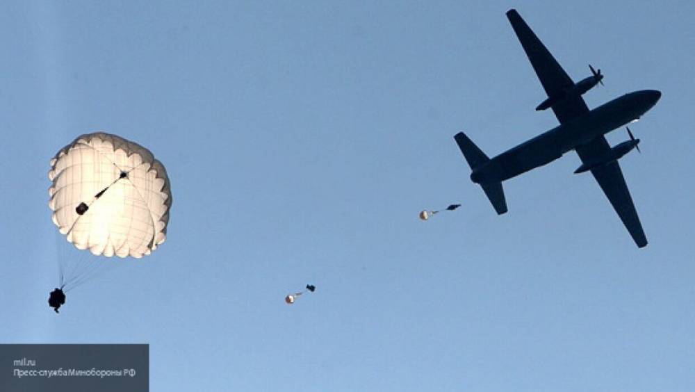 Военные ВДВ РФ первые в мире совершили прыжок с парашютом с 10 тысяч метров в Арктике