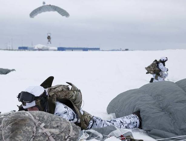 Впервые в мире воздушный десант высадился в Арктике