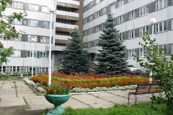 Главврач красноярского госпиталя выпала из окна своего кабинета
