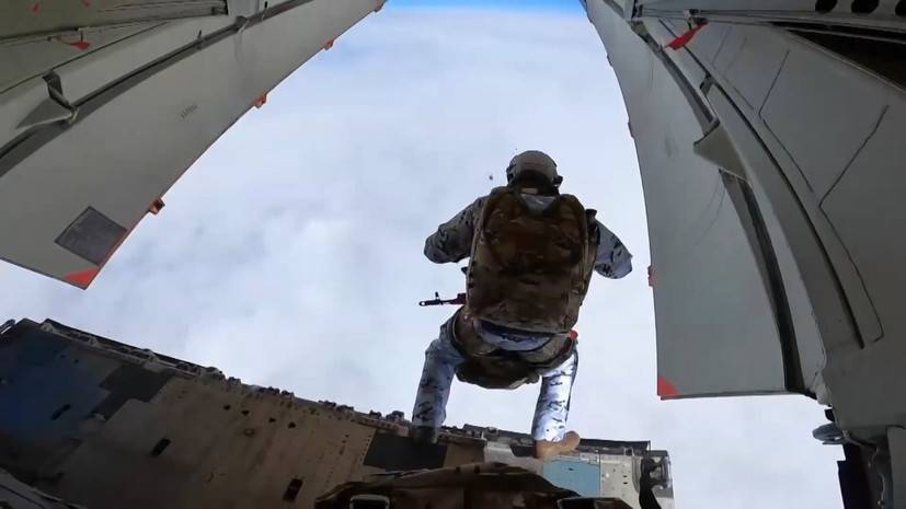 Видео первого в истории высотного десантирования в Арктике российских военнослужащих