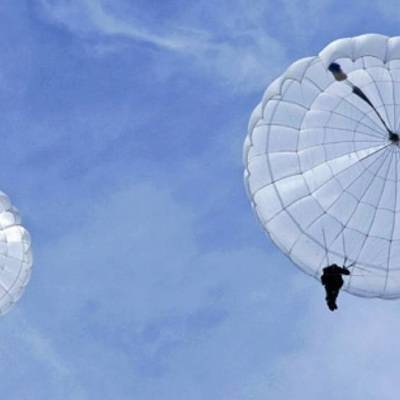 Российские десантники впервые в мире прыгнули с парашютами в Арктике с высоты 10 км