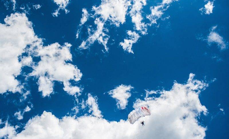 Российские десантники первыми в мире прыгнули с парашютом в Арктике