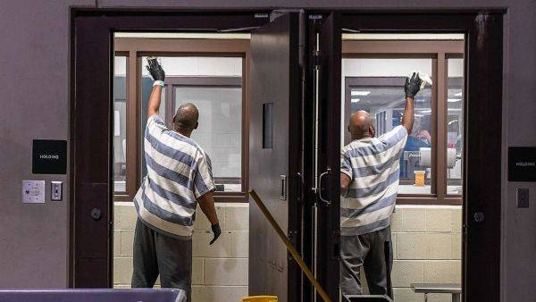Заключённые тюрем в США повально заражены коронавирусом — исследование