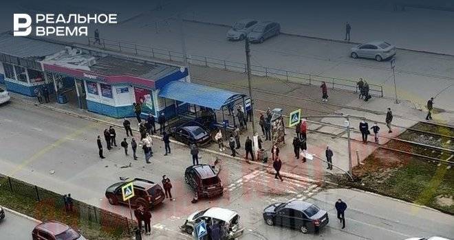 Соцсети: в Нижнекамске столкнулись три машины, одна влетела в остановку