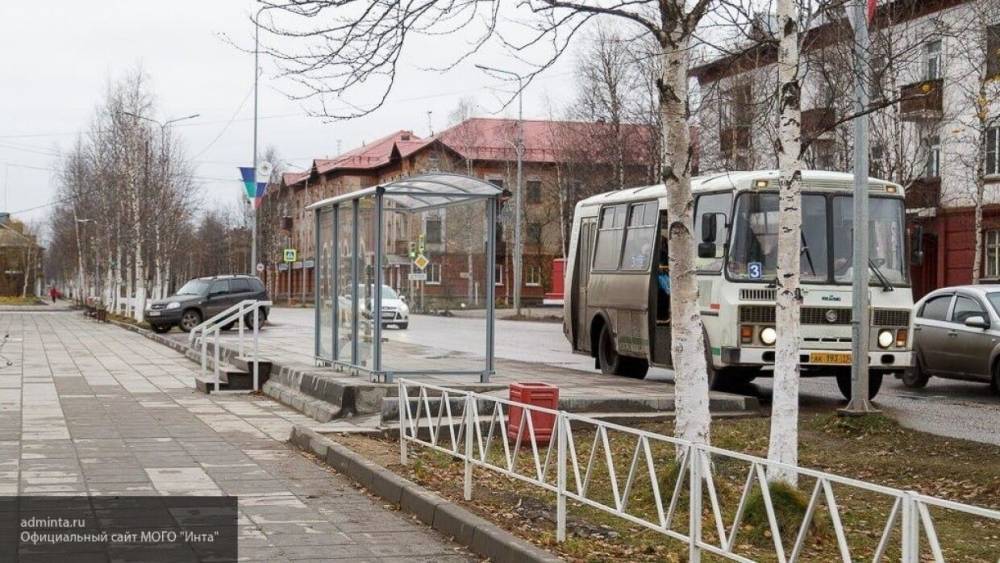 Водитель автобуса протаранил столб и снес ограждение в Казани