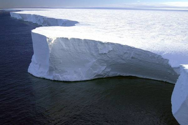 Климатолог объяснил разрушение самого большого айсберга в мире: растает потихоньку