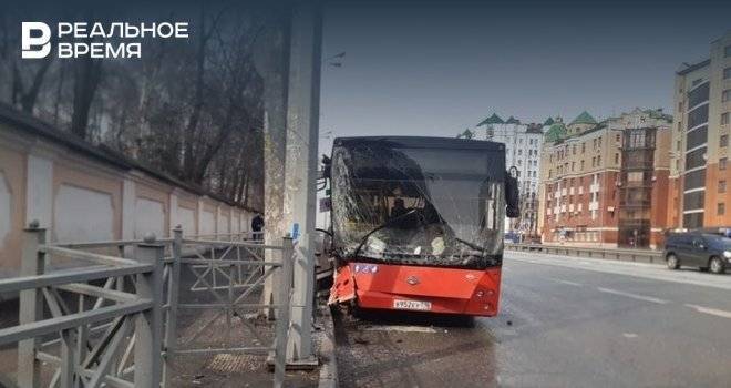 В центре Казани автобус врезался в столб