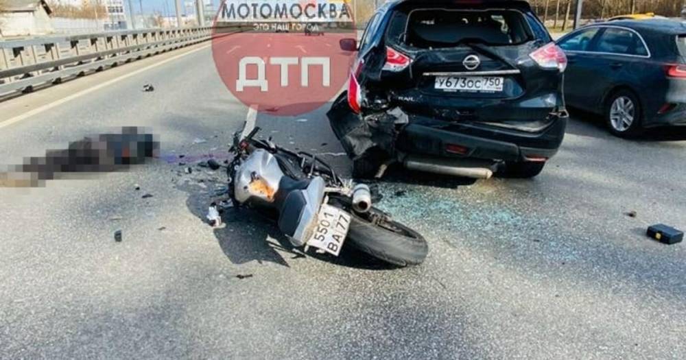 Мотоциклист погиб в ДТП с иномаркой на северо-западе Москвы