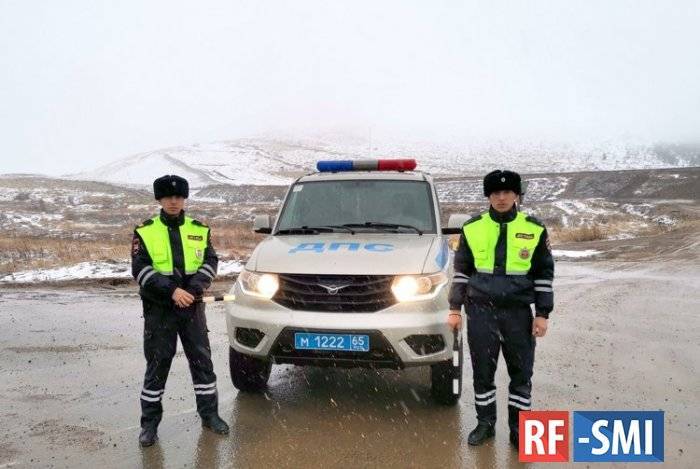 Евгений Михайлов - Двое полицейских спасли мужчину в Томаринском районе - rf-smi.ru - Шахтерск