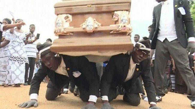 Гробоносцы из Ганы: Останься дома или мы станцуем с тобой на похоронах