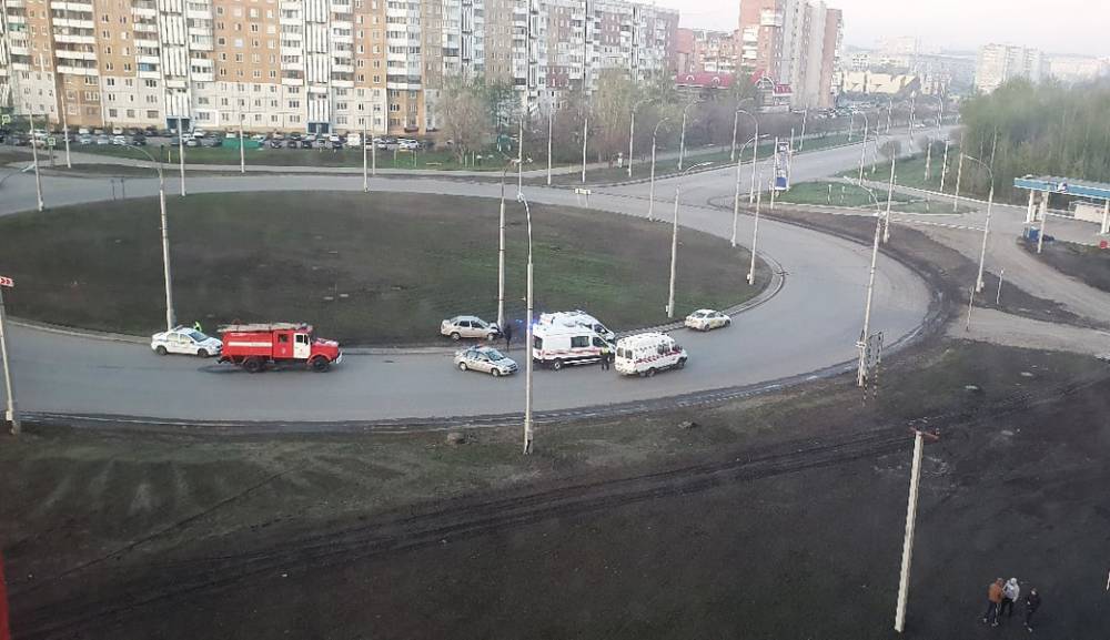 В Кемерове машина врезалась в опору освещения: пострадал 16-летний подросток