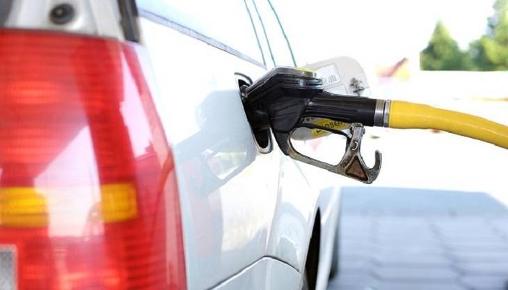 Продажи бензина в РФ снизились на треть