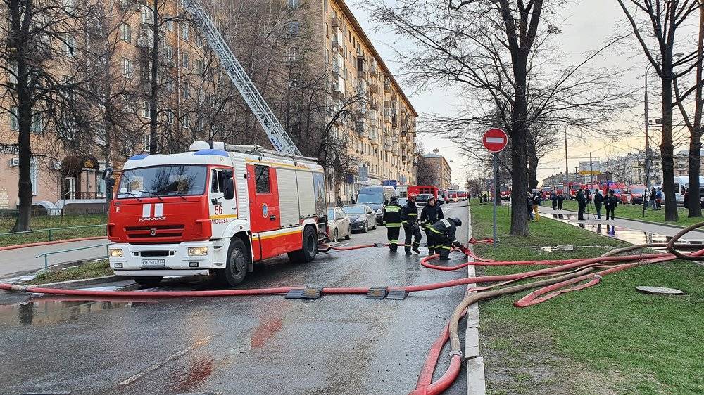 Квартира загорелась на пятом этаже жилого дома на севере Москвы