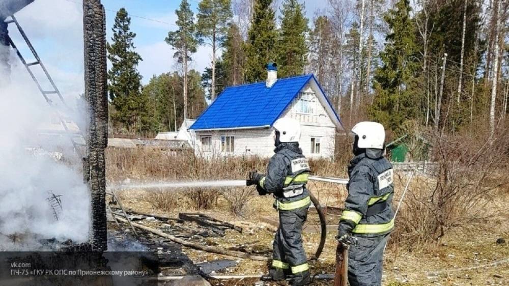 Пожарные спасли шесть человек из горящего дома в Перми