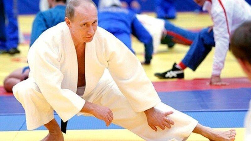 Песков заявил, что Путин продолжает тренировки в бассейне и на тренажерах