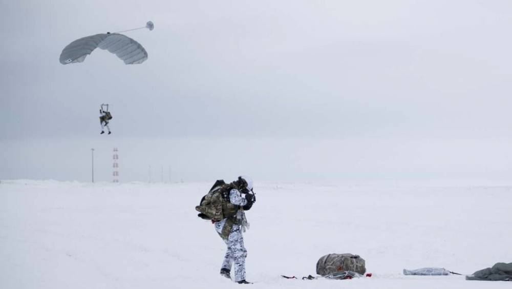 Баранец объяснил уникальность высадки российских десантников в Арктике с высоты 10 км
