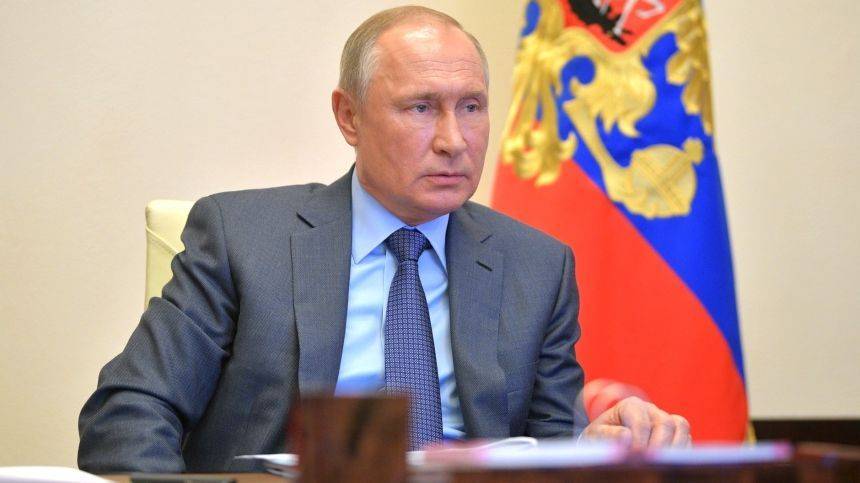 Путин минимизировал очные контакты и старается соблюдать дистанцию из-за коронавируса