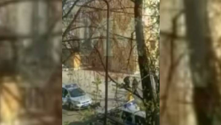 Полицейские скрутили гулявшего у дома с собакой москвича