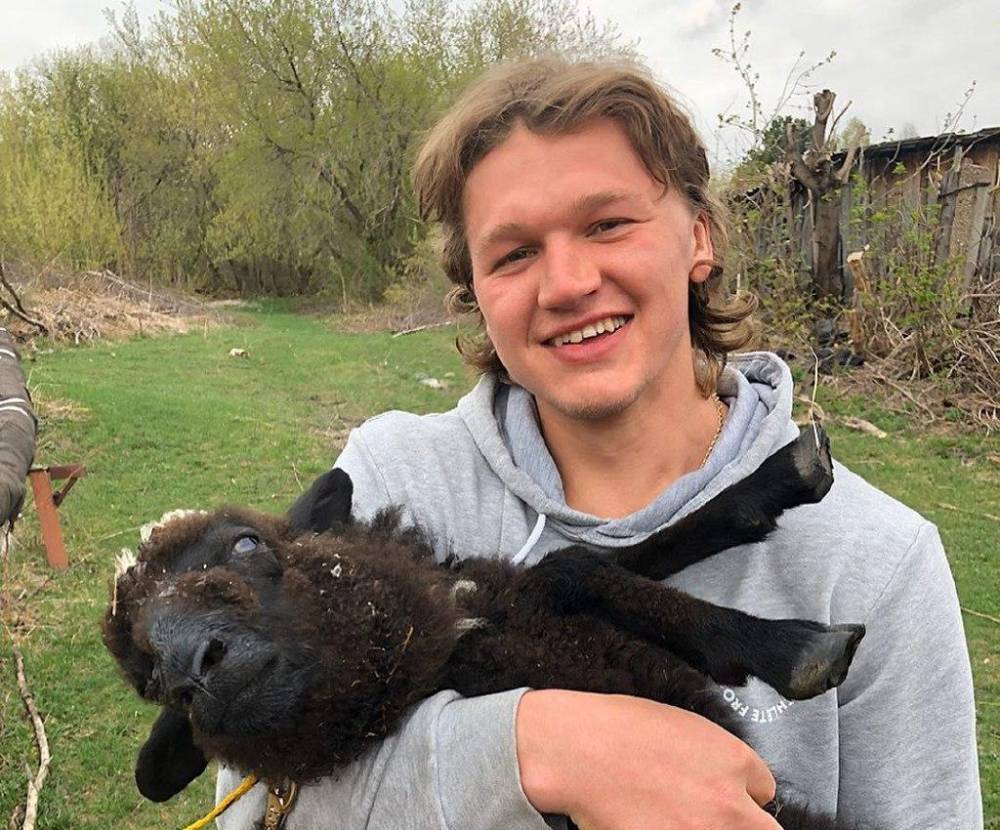 Кузбасский хоккеист Кирилл Капризов получил на день рождения овцу