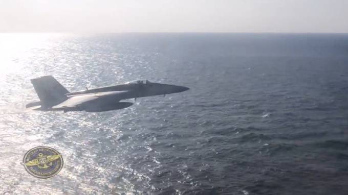 Ударный самолет ВМС России подкрался к авианосцу США