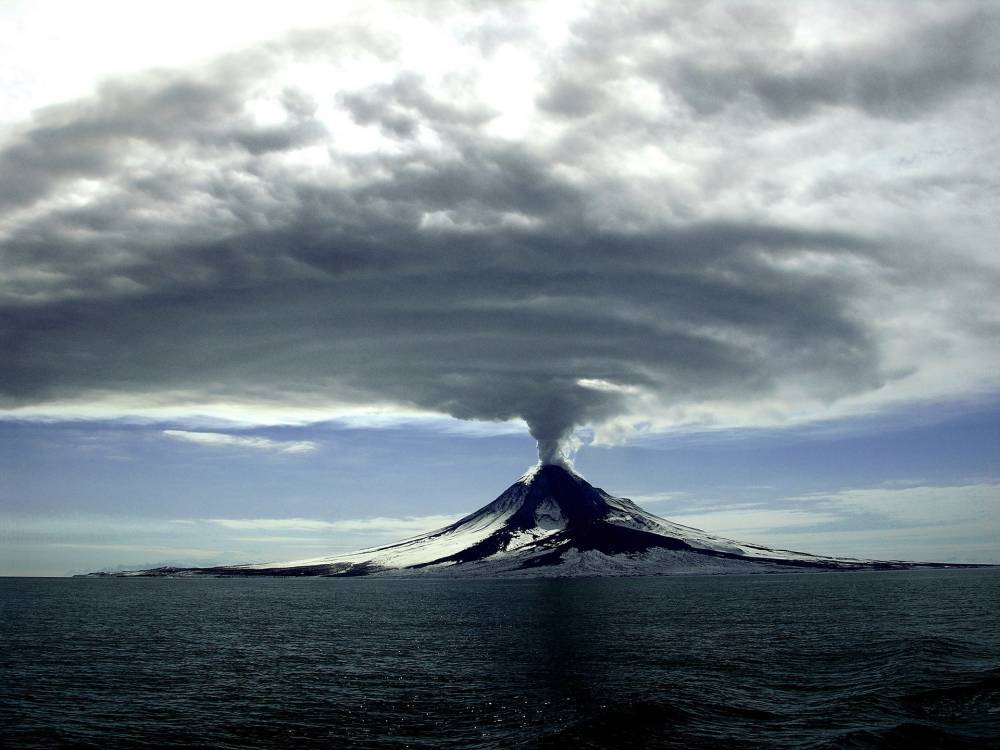 Вулкан Ключевской на Камчатке выбросил столб пепла на высоту до 7 километров