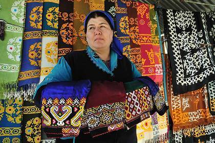 В Туркмении бюджетницам снова запретили маникюр и накладные ресницы