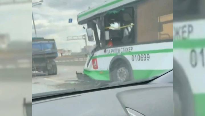 Рейсовый автобус врезался в грузовик в Новой Москве