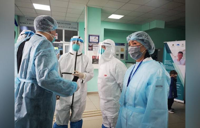 В Казахстане 820 медработников заразились коронавирусом