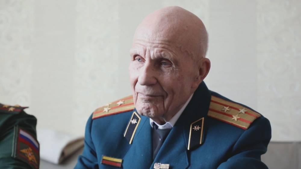 Для ветерана ВОВ Михаила Мезина провели онлайн-парад.