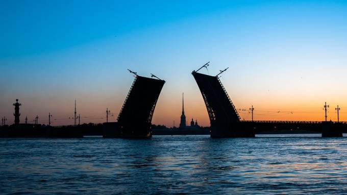 В ночь на вторник в Петербурге разведут семь мостов