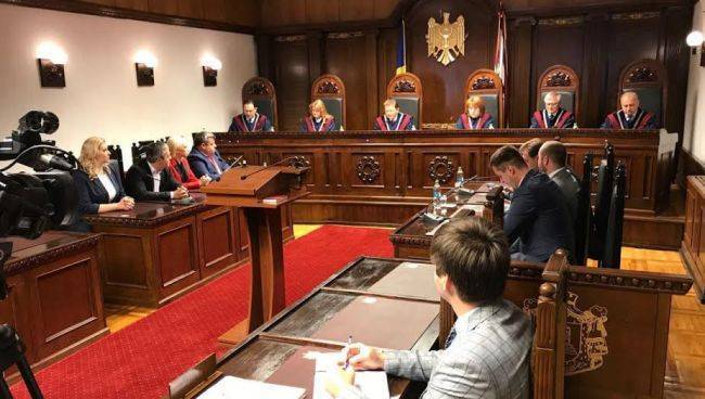 Молдавская оппозиция заваливает КС запросами по российскому кредиту