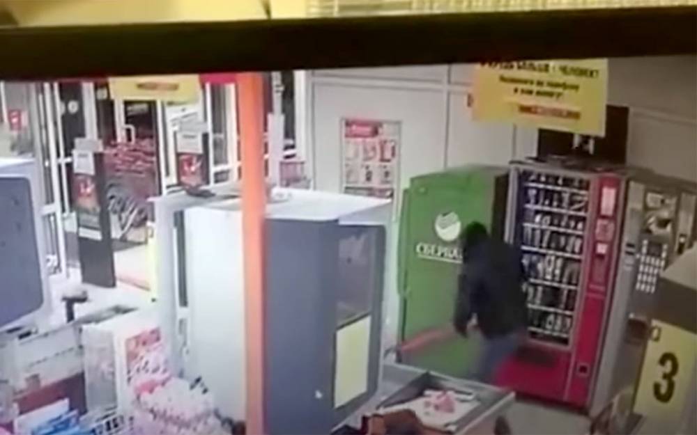 Как в кино: банкомат выдернули из магазина за 20 секунд (видео)