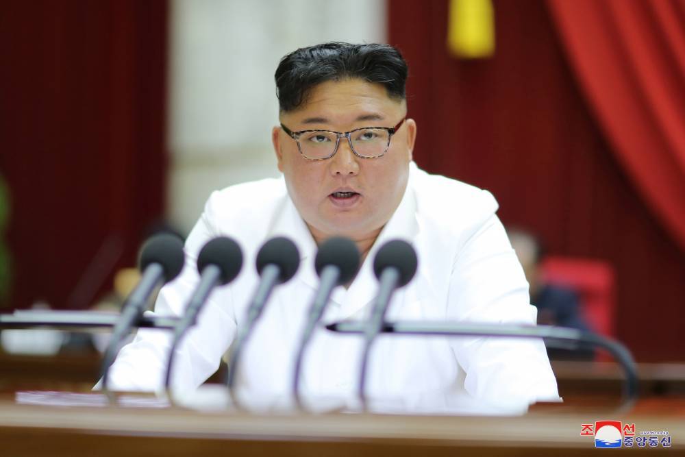 «Он не может ходить»: экс-дипломат КНДР рассказал о здоровье Ким Чен Ына