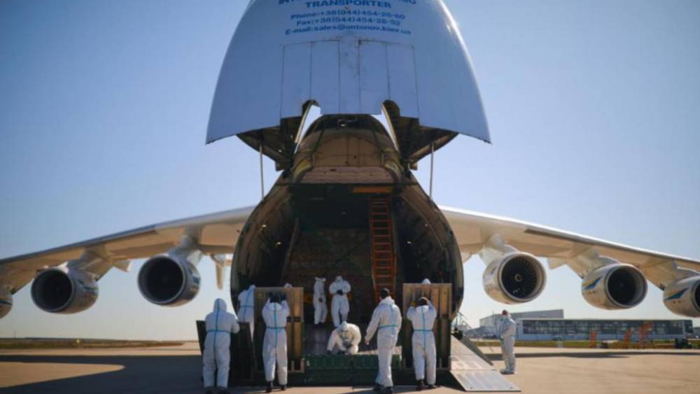 Самой большой в мире транспортный самолет доставил в Германию 10 млн защитных масок