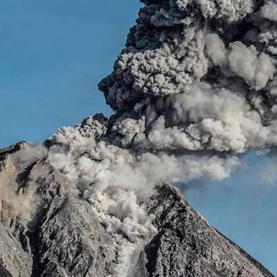 Вулкан Эбеко на Курилах засыпал пеплом город Северо-Курильск