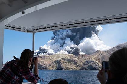 Пережившие извержение вулкана туристы рассказали об умиравших от ожогов людях