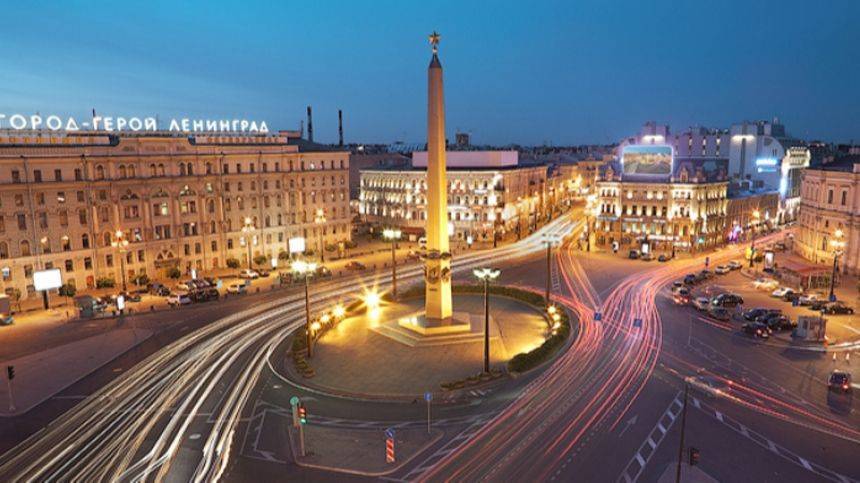 Стеллу на площади Восстания в Петербурге помыли впервые за 12 лет