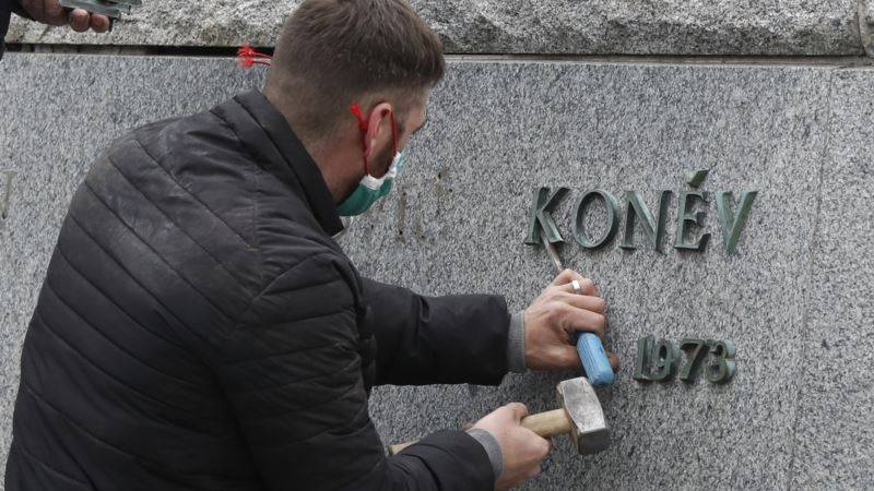 Мэр Праги взят под защиту полиции после сноса памятника маршалу Коневу