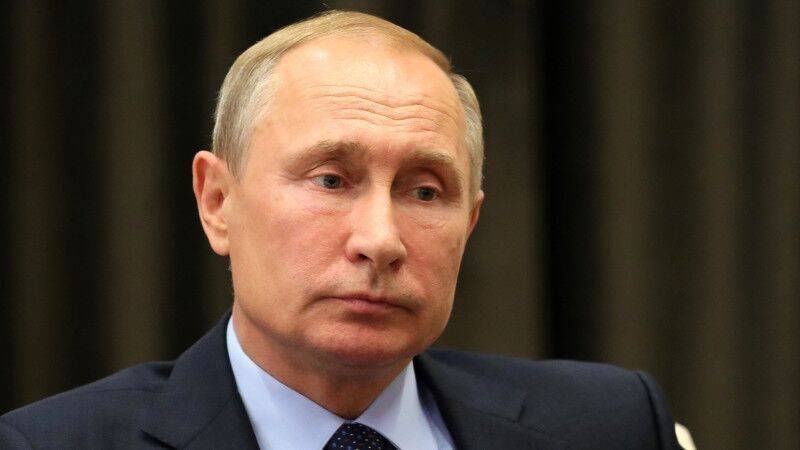 Кремль во вторник анонсировал совещание Путина с губернаторами по COVID-19