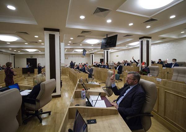 Депутаты екатеринбургской думы приняли обращение к Высокинскому по поддержке бизнеса, пострадавшего от коронавируса