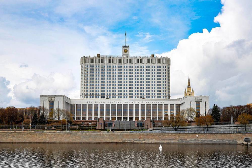 Кабмин РФ поддержал поправки о наказании чиновников за оскорбления граждан