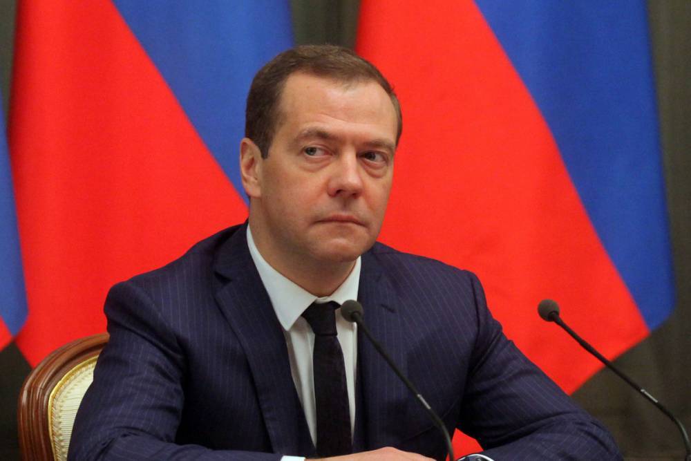 Медведев призвал членов Единой России перечислить зарплату медикам