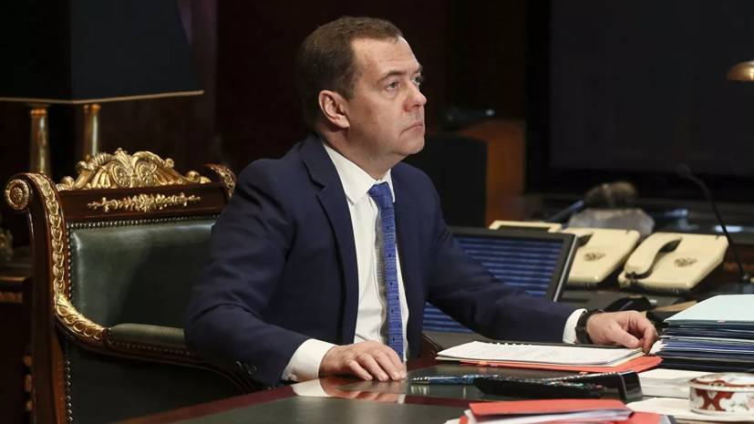 Медведев призвал единороссов направить зарплату на помощь медикам