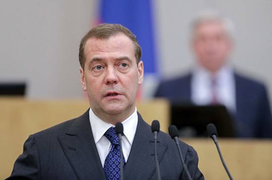 Медведев призвал членов «Единой России» направить месячный заработок на помощь в борьбе с пандемией