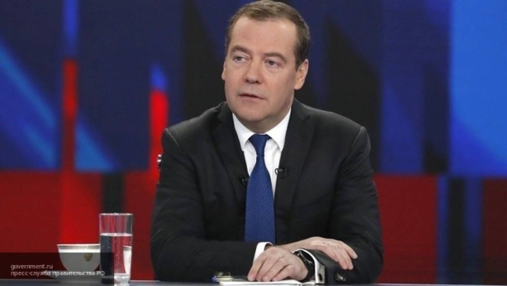 Медведев призвал членов "Единой России" отдать зарплату медикам