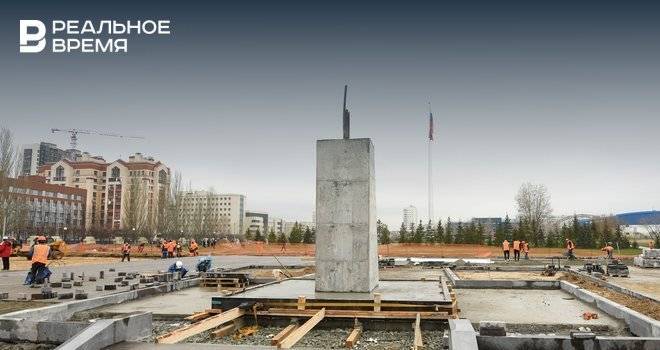В Казани начали устанавливать памятник Советскому солдату в парке Победы