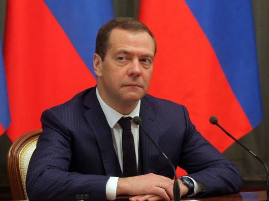 Медведев призвал членов «Единой России» перечислить зарплату медикам